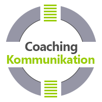 Coaching Aschaffenburg - das Bild besteht aus einem weißen und grauen Kreis, der graue Kreis wird horizontal durch einen weißen Balken durchbrochen. In diesem Symbol steht der Text Coaching Kommmunikation