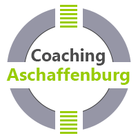Coaching Aschaffenburg - das Bild besteht aus einem weißen und grauen Kreis, der graue wird horizontal durch einen weißen Balken durchbrochen, in diesem Symbol steht der Text Coaching Aschaffenburg