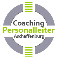 Coaching Aschaffenburg - das Bild besteht aus einem weißen und grauen Kreis, der graue Kreis wird horizontal durch einen weißen Balken durchbrochen. In diesem Symbol steht der Text Coaching Personalleiter Aschaffenburg
