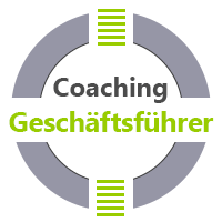 Coaching Aschaffenburg - das Bild besteht aus einem weißen und grauen Kreis, der graue Kreis wird horizontal durch einen weißen Balken durchbrochen. In diesem Symbol steht der Text Coaching für Geschäftsführer Aschaffenburg