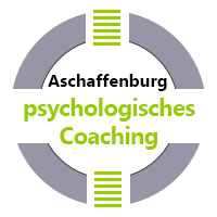 Coaching Aschaffenburg - das Bild besteht aus einem weißen und grauen Kreis, der graue Kreis wird horizontal durch einen weißen Balken durchbrochen. In diesem Symbol steht der Text Psychologisches Coaching Aschaffenburg